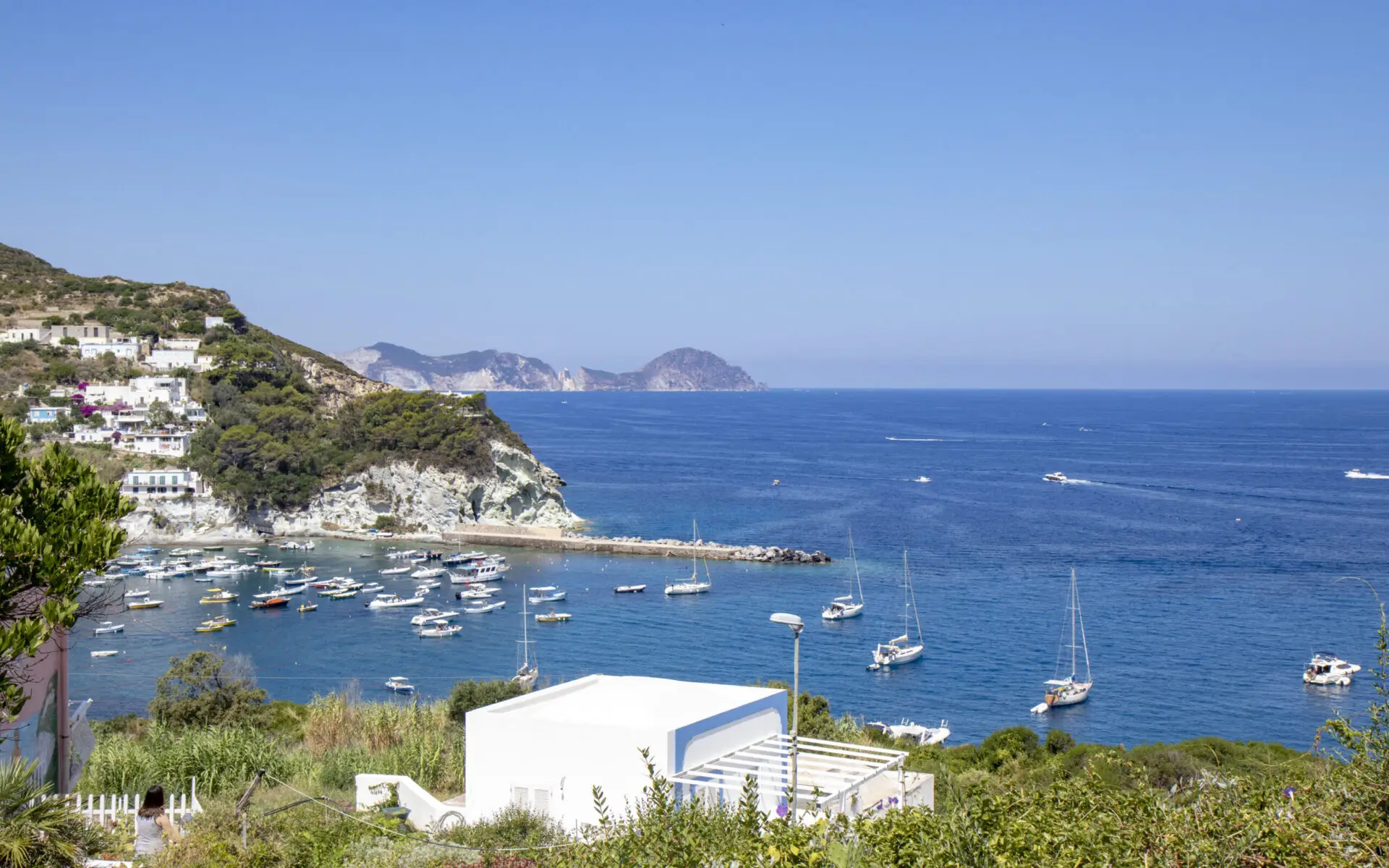 La spiaggia di Cala Feola a Ponza