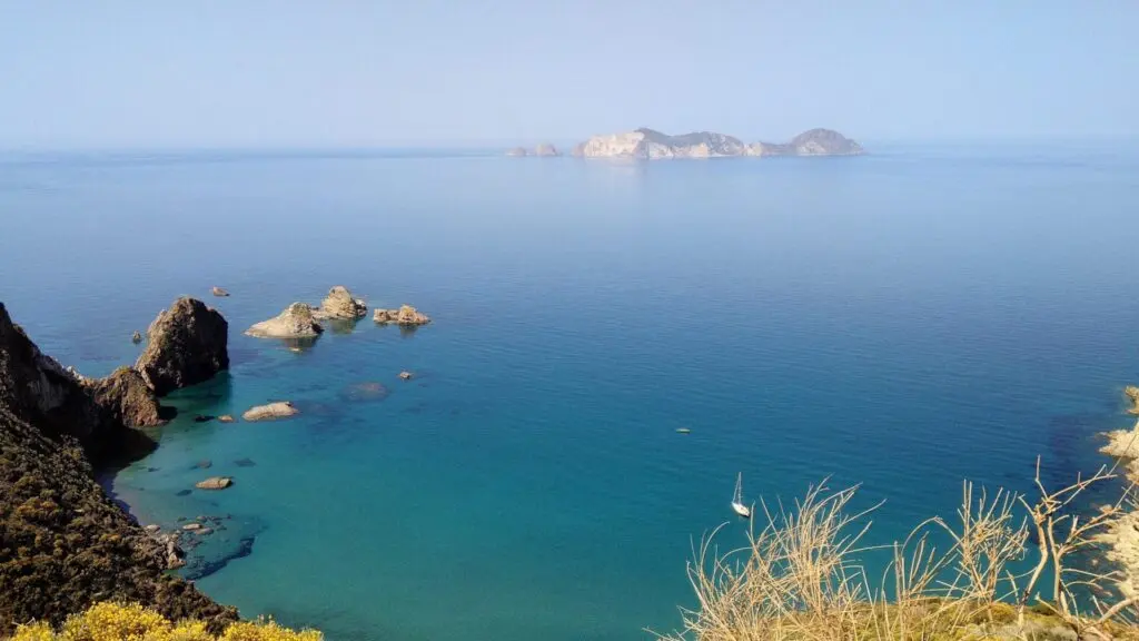 Vista panoramica dei Faraglioni di Lucia Rosa a Ponza con Palmarola sullo sfondo