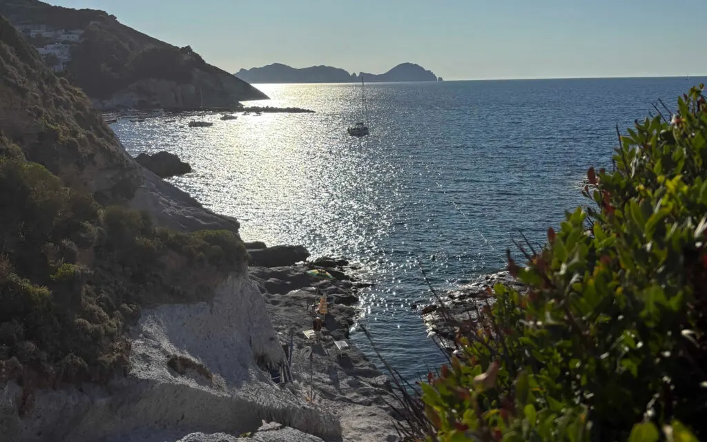 Ponza nel 2026 – Come organizzare una vacanza fuori stagione (primavera e autunno)