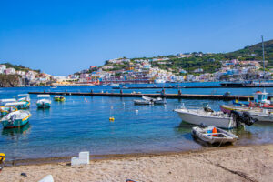 Vista sul porto di Ponza con barche ormeggiate e le caratteristiche case colorate sullo sfondo. Un panorama autentico che racconta l’anima marittima dell’isola.