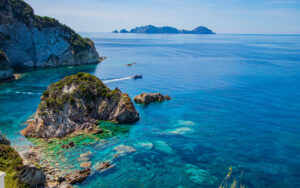 Mare cristallino e rocce scolpite dal vento a Ponza, una delle migliori mete per snorkeling e immersioni in Italia.