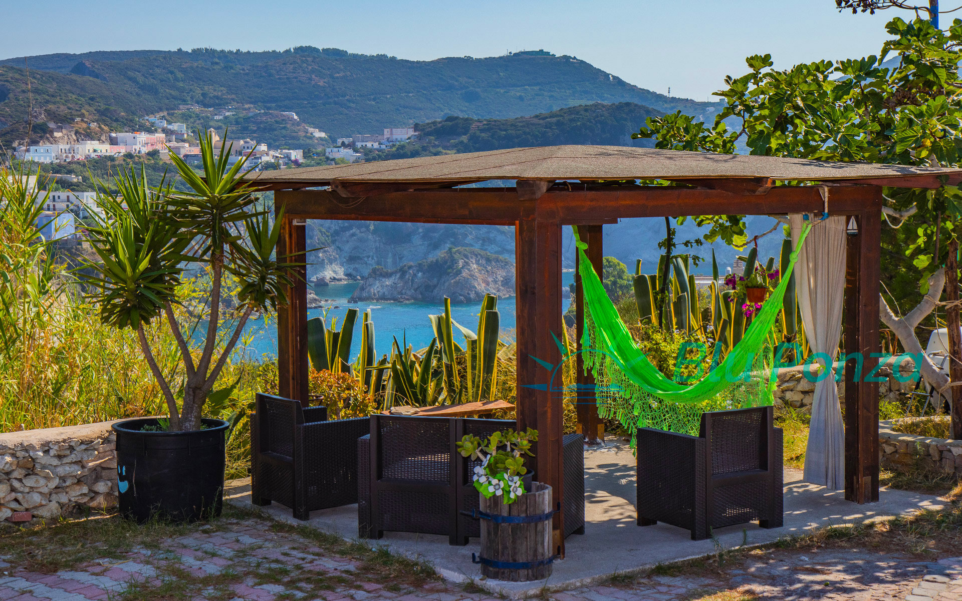 Casa vacanza a Ponza con terrazza vista mare immersa nella natura