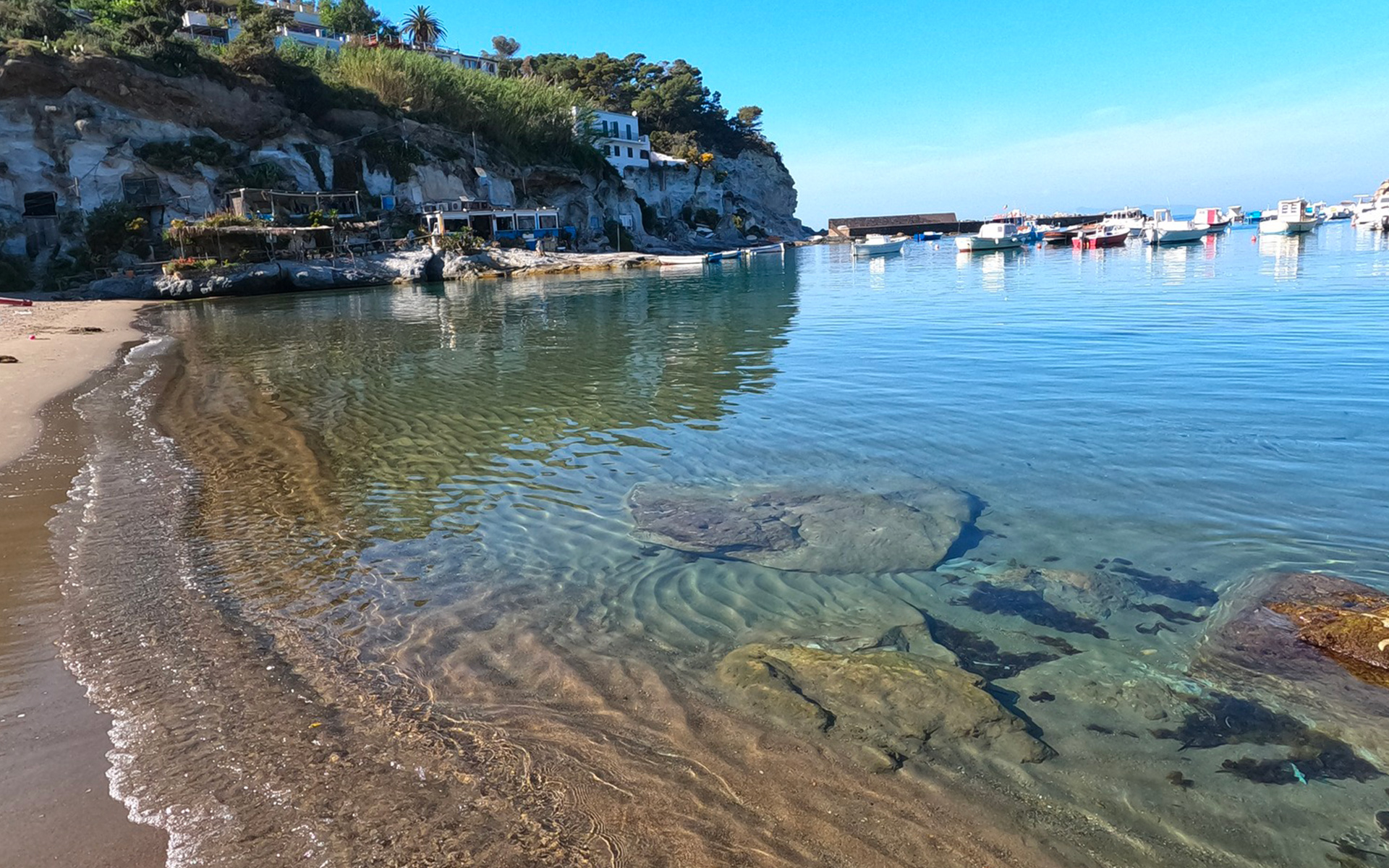 Cala Feola a Ponza, acqua trasparente e piccola baia riparata