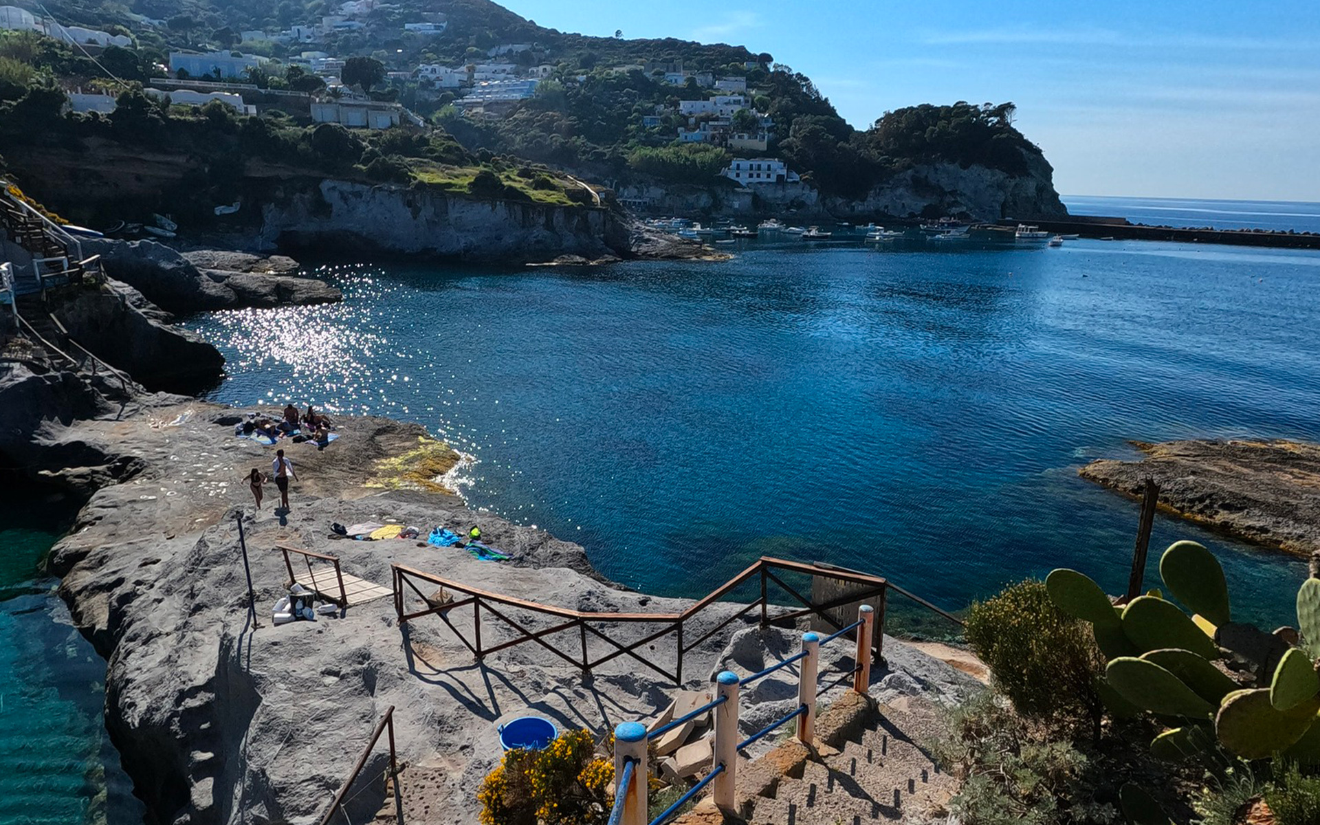 Piscine Naturali di Ponza fuori stagione, mare calmo e acqua limpida