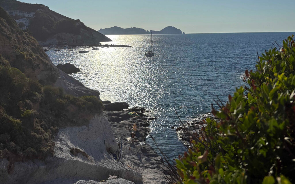 Ponza fuori stagione in primavera, scogliera rocciosa e mare calmo