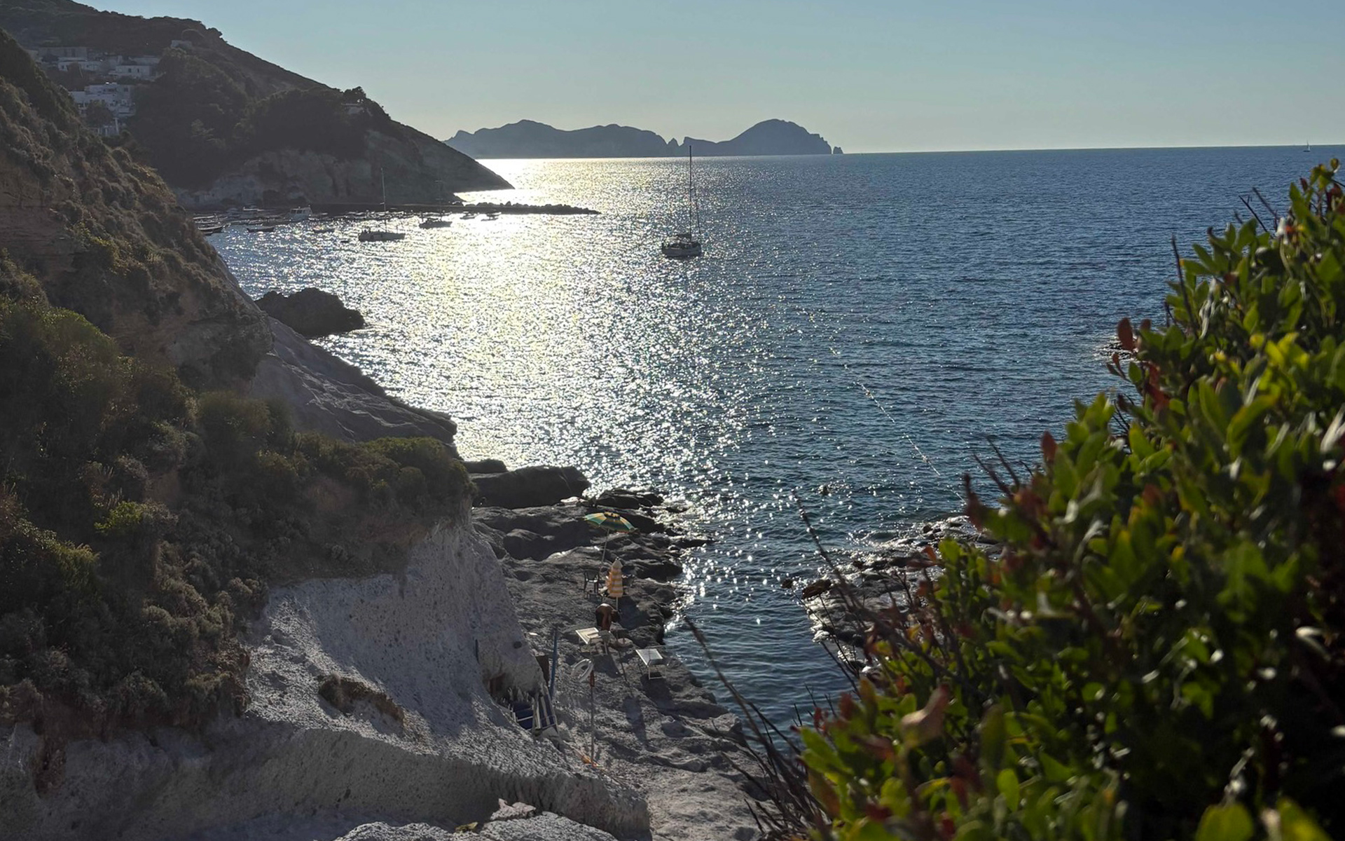 Ponza fuori stagione in primavera, scogliera rocciosa e mare calmo